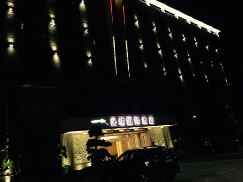 东莞楼顶LED发光字，鸿齐鑫6年行业经验，一站式服务！